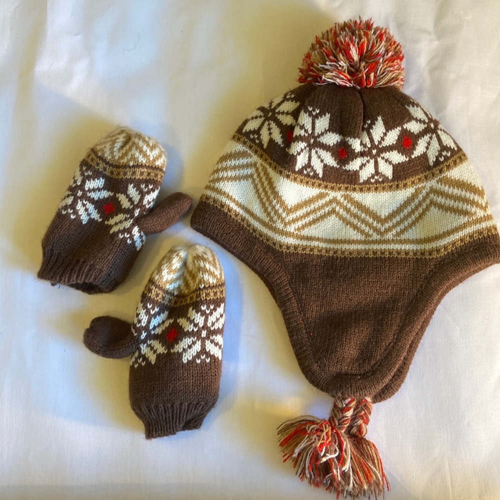 Super cute Old Navy kids hat and mitten set